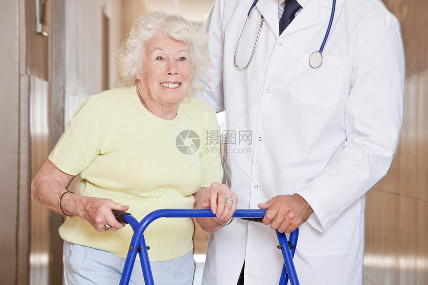 兹密姆框架医生和女医生退休长老男性骨科残障女性病人老年卫生医院图片