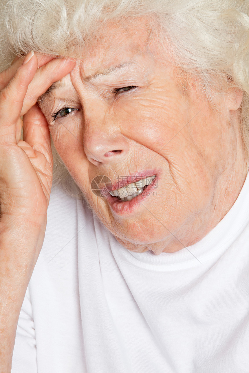 戴头巾的妇女治疗老年养老金人员康复皱纹偏头痛退休成人女性图片