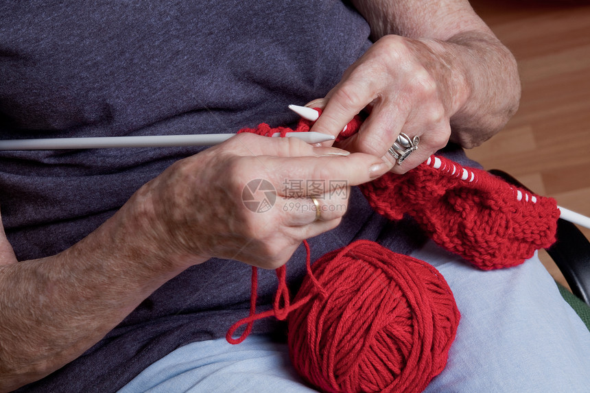 高级妇女编织退休女士病人手工业针织品女性羊毛纺织品红色衣服图片