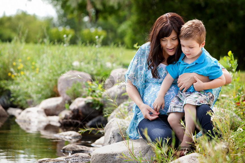 母亲和儿子在环湖附近玩乐图片
