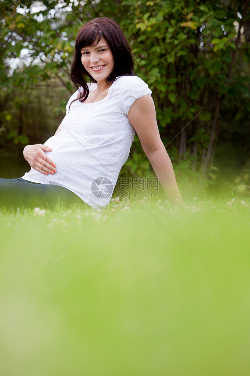 公园中快乐的孕妇妈妈女士身体家庭背景母亲父母母性女性腹部图片