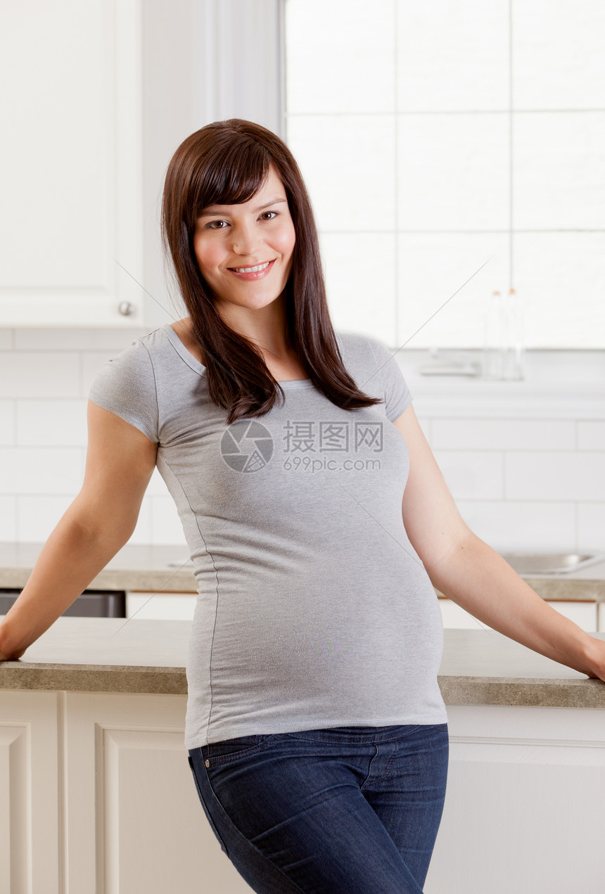 一位美丽的孕妇的肖像怀孕女士婴儿厨房妈妈女孩肚子女性母性腹部图片