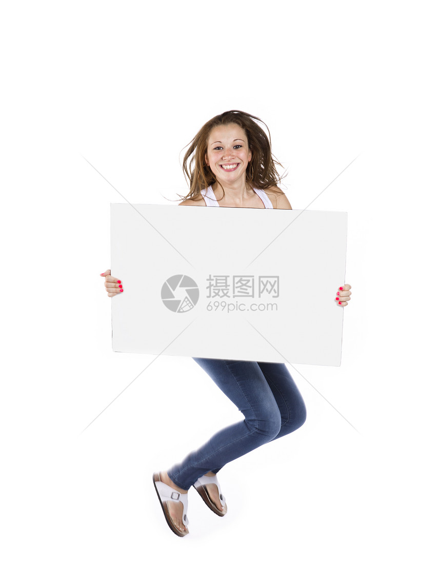 快乐的少女在拿着标牌时跳跃图片