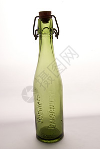 瓶装啤酒瓶玻璃瓶子夹钳绿色背景图片
