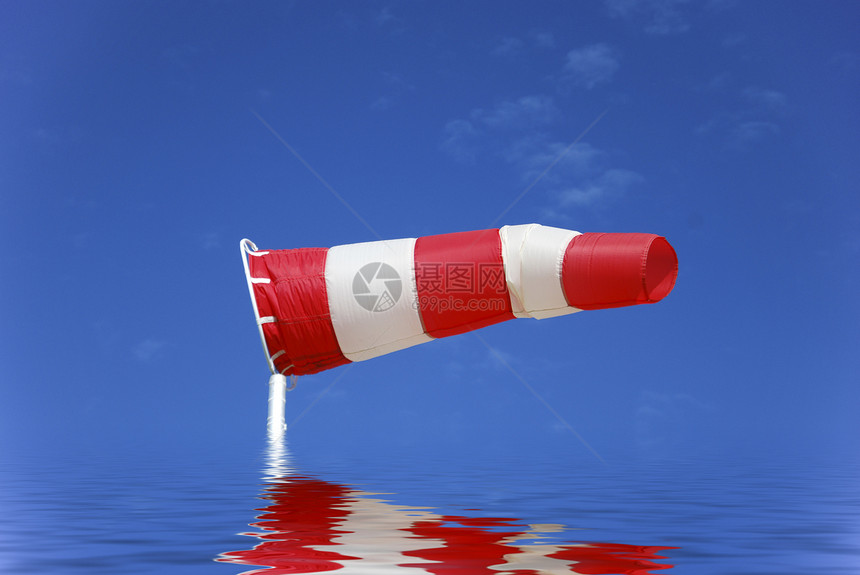 风旗帜红色洪水天空白色天气风袋图片