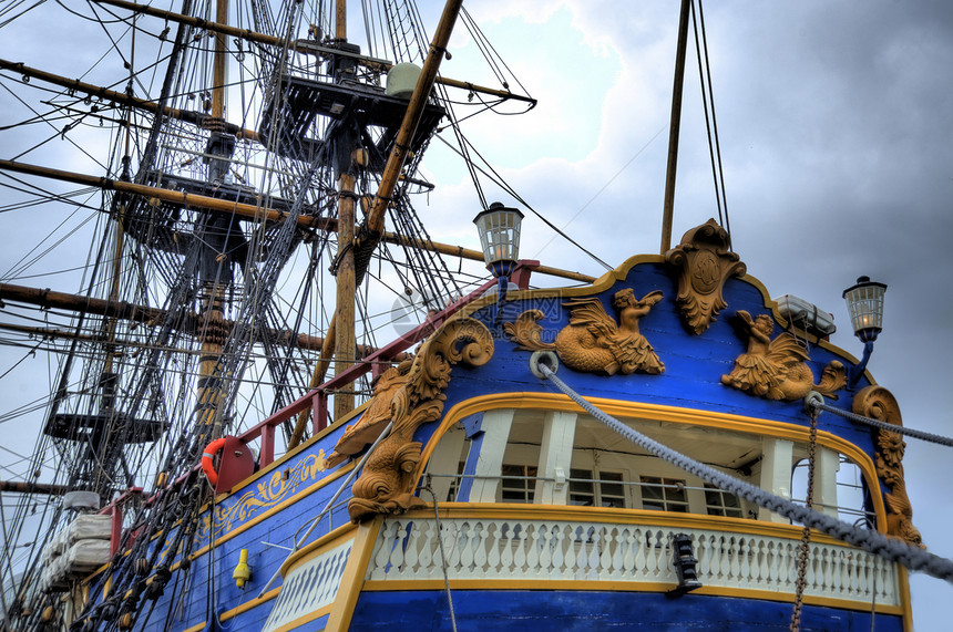 旧帆船木头港口绳梯复制品历史桅杆船舶商船造船索具图片