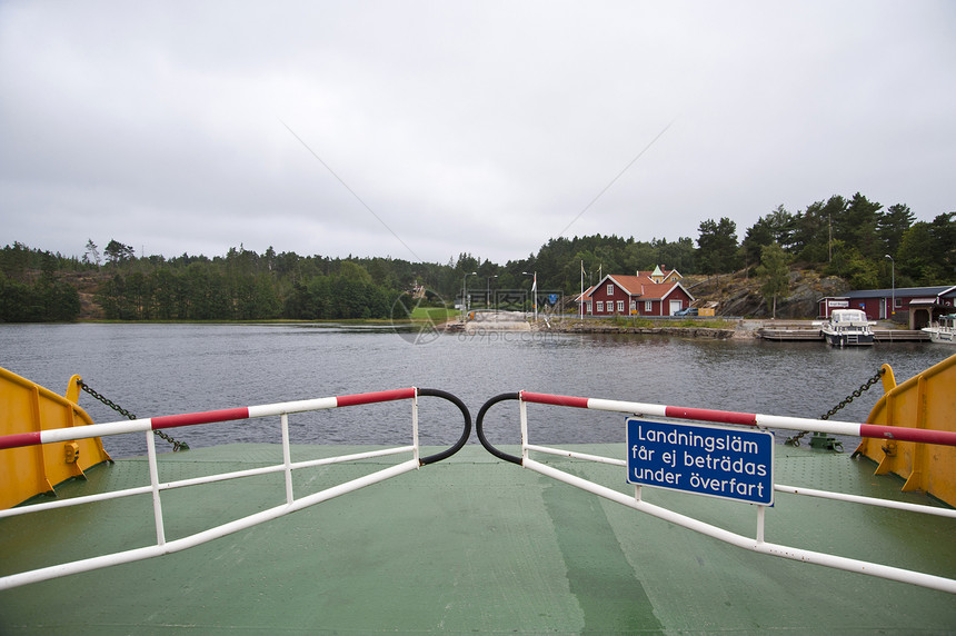 瑞典的渡轮旅行穿越海洋交通渡船岛屿汽车小岛黄色领带夹图片
