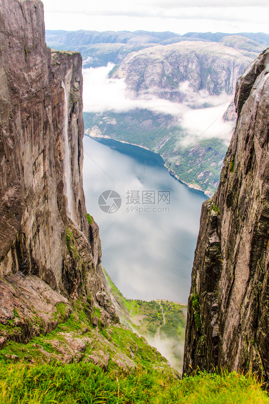 从Kjerag山到 Lysefjord 的视图图片