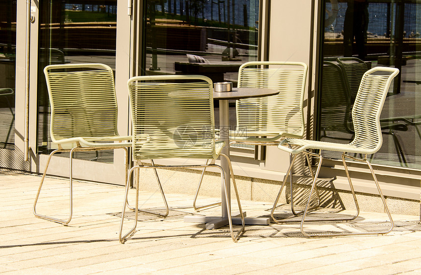 表格和主席椅子水平木板桌子玻璃早餐座位风格用餐场景图片