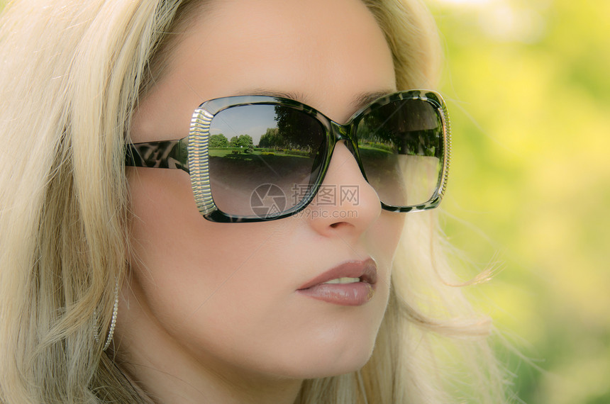戴墨镜的妇女金发金发女郎女孩眼镜文化眼睛美丽太阳镜太阳女士图片