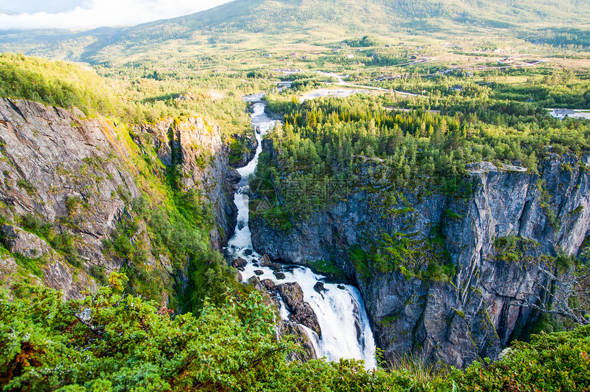 挪威的瀑布运动苔藓流动森林荒野速度国家悬崖石头活力图片
