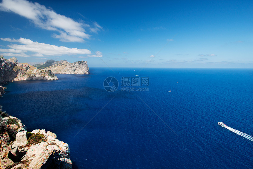 西班牙马洛卡海岸的船上观鸟游客海岸线场景岛屿全景蓝色踪迹阳光海洋天空图片