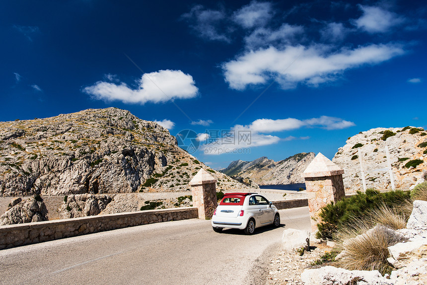 在马洛卡西班牙通风路上行驶的小型欧洲小汽车图片