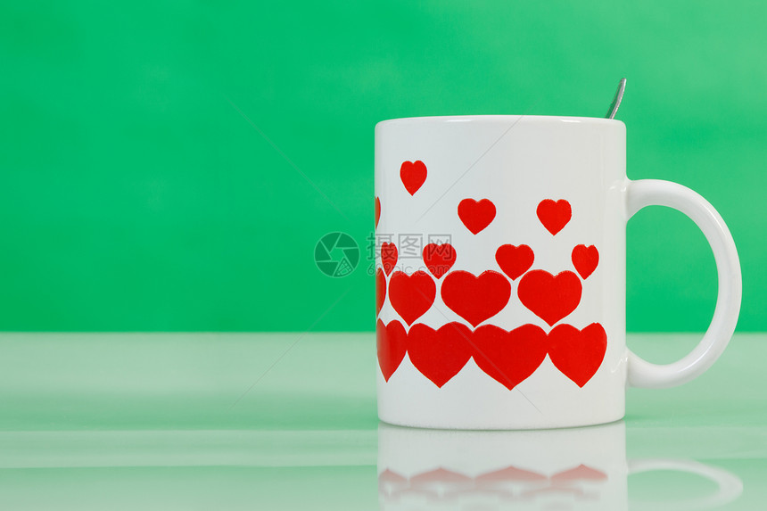 红色红心白杯蜂蜜杯子反射绿色图片