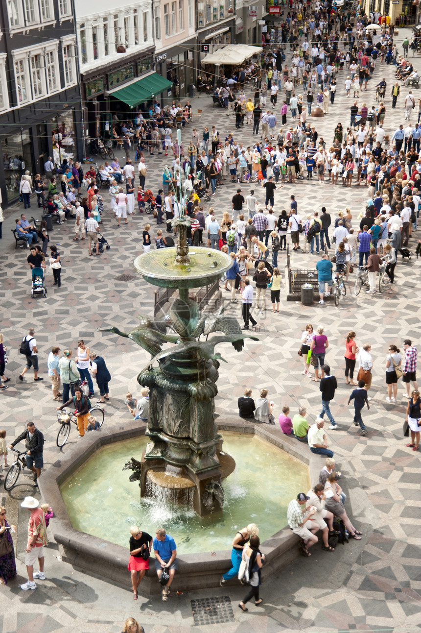 哥本哈根鸟瞰图街道人群市政喷泉中心购物街城市公民购物图片