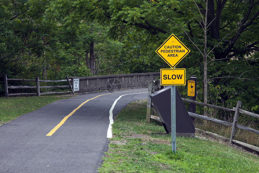 注意  步行地区黄色标志公园路标自行车踪迹旅行图片
