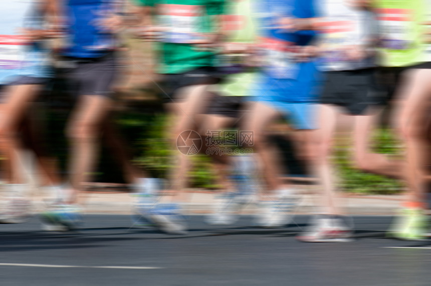 马拉松赛车团体短跑短裤男人训练领导者慢跑竞赛运动鞋速度图片