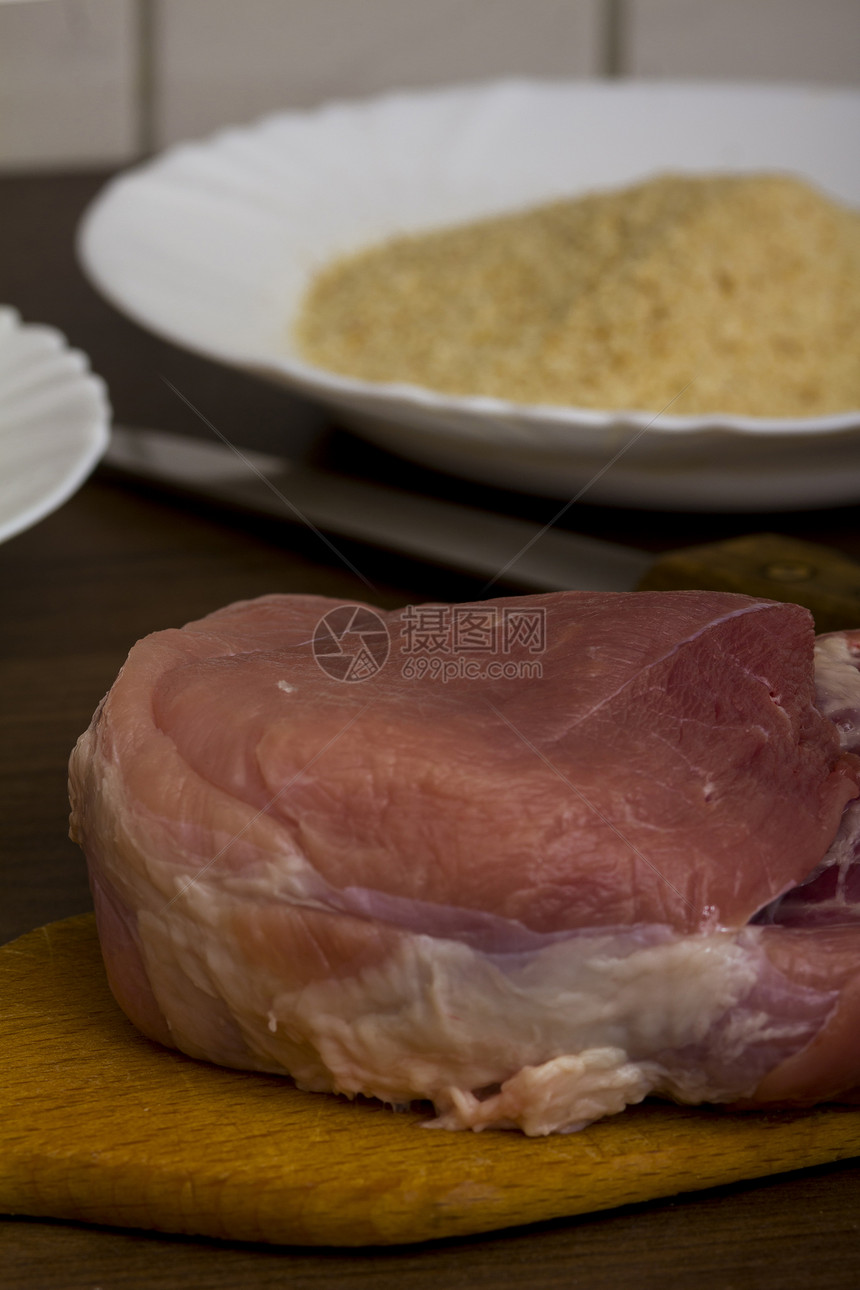 正在准备 schnitcel黄色猪肉烹饪肉片白色盘子厨房食物美味美食图片