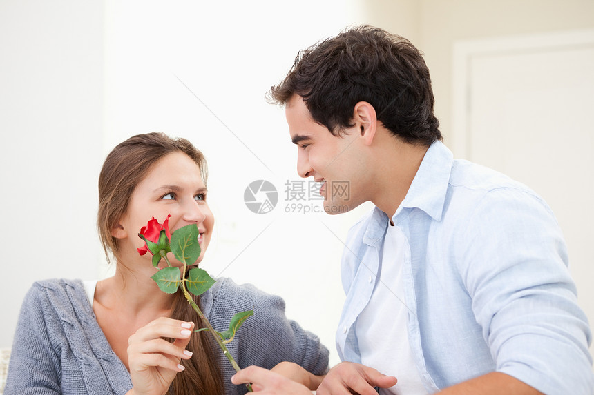 男人向女人献玫瑰图片