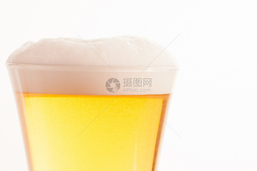 盛满啤酒和泡沫的玻璃杯顶图片