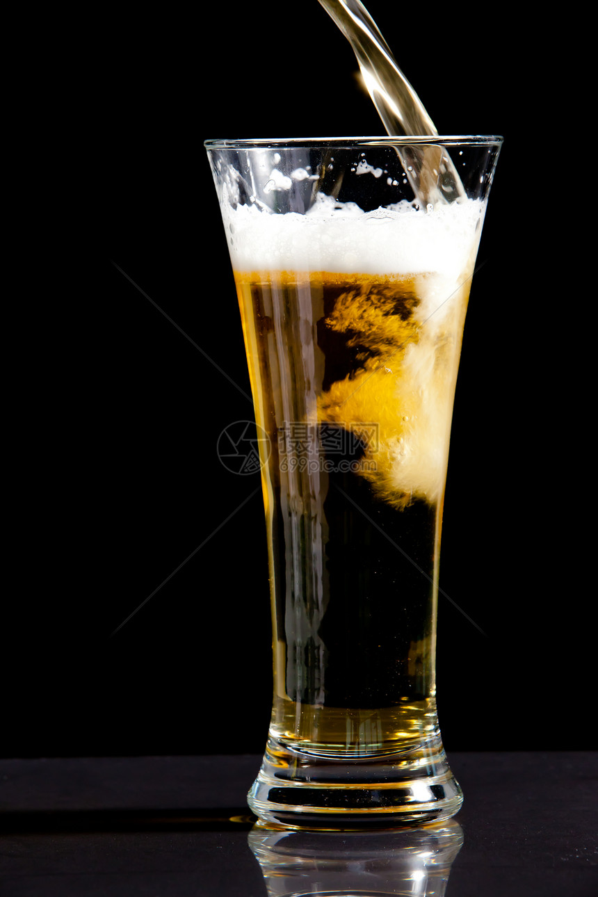 玻璃杯装满啤酒图片