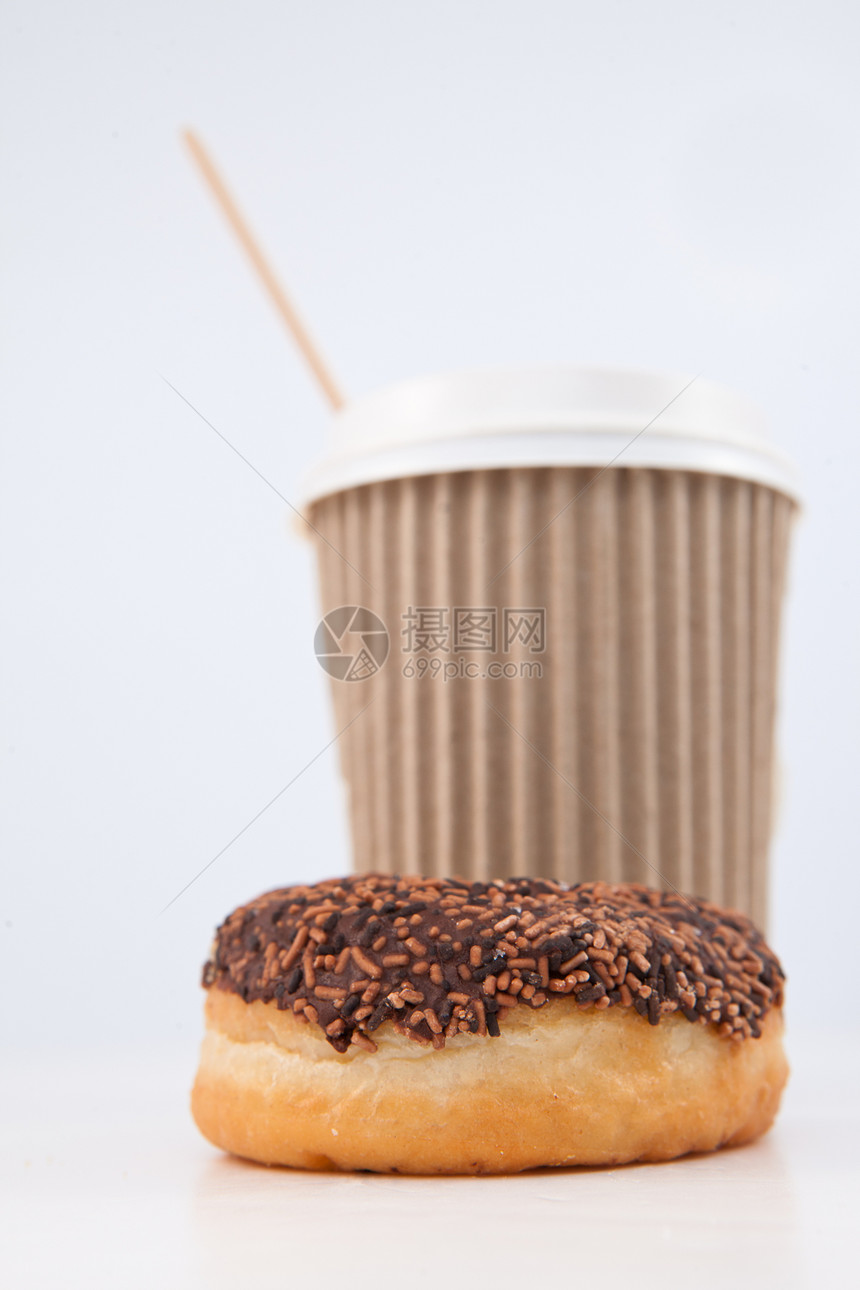 甜甜圈和一杯咖啡放在一起图片