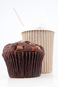 巧克力松松饼和一杯咖啡放在一起的背景图片