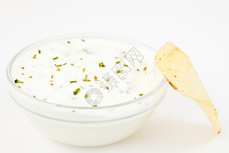 用药草和薯片泡一碗白酱气泡白色圆圈液体小吃草药筹码背景图片