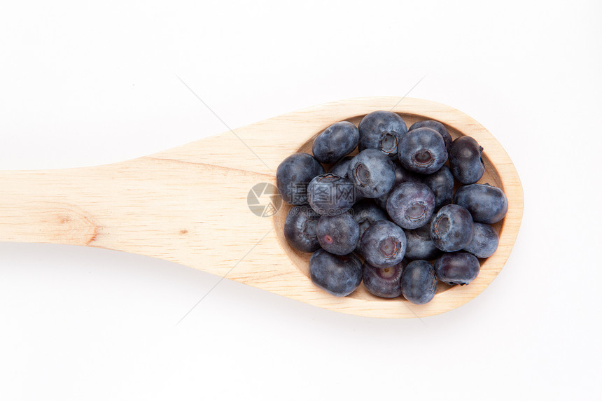 带蓝莓的木勺子小吃角度高架水果早餐影棚烹饪图片