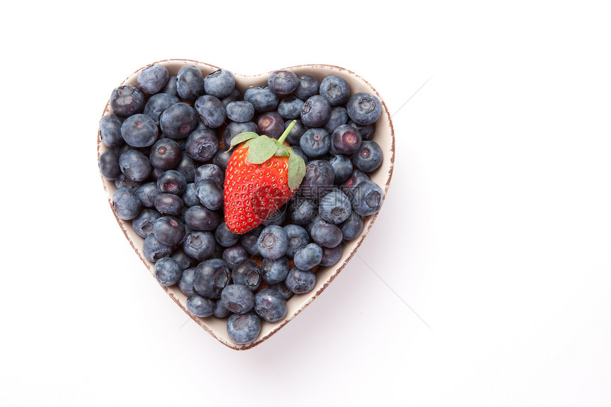 蓝莓和一片草莓 在心形的碗里图片