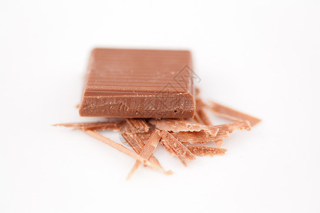 巧克力剃须上的巧克力片块背景图片