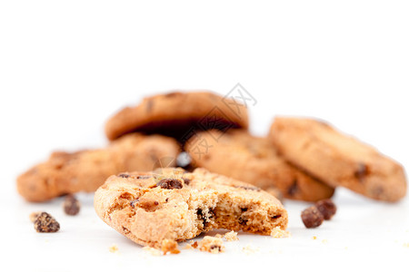 半食饼干 在一堆饼干前的背景图片