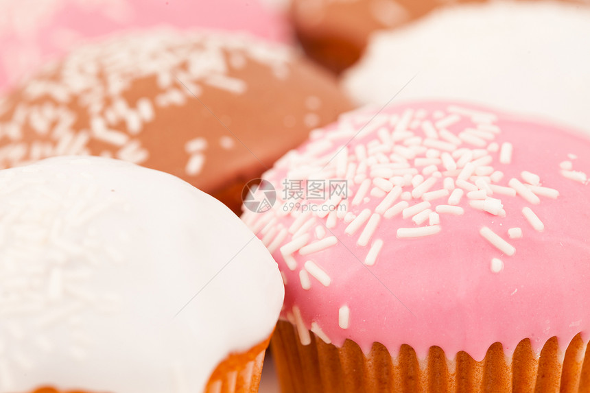 许多带冰糖的松饼蛋糕烘烤烹饪白色甜点火花美食家棕色粉色食物图片