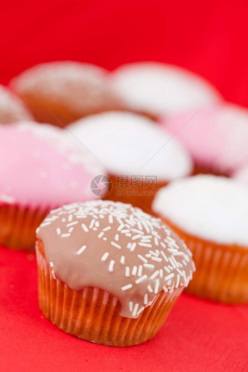 含冰糖的松饼蛋糕粉色火花食物红色美食家桌布烘烤甜点烹饪图片