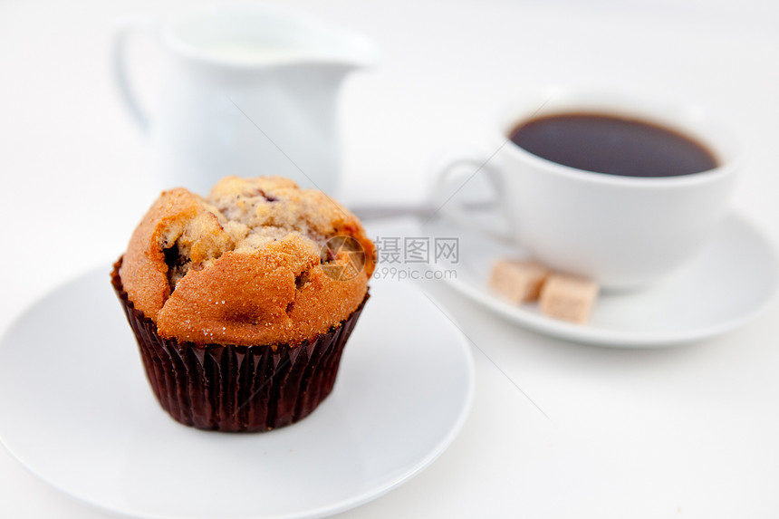 松饼和一杯咖啡 加糖和牛奶在白盘上图片
