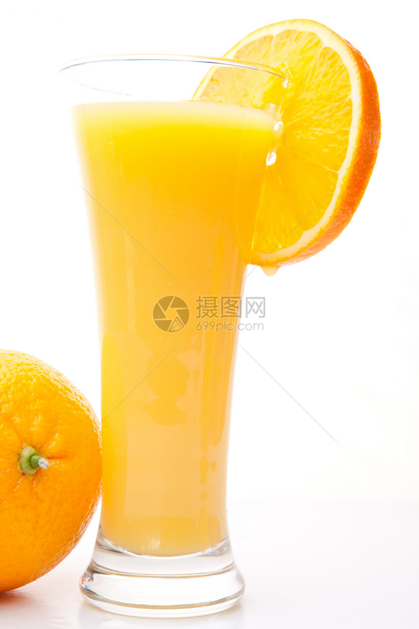 橙汁杯子 靠近橘子图片