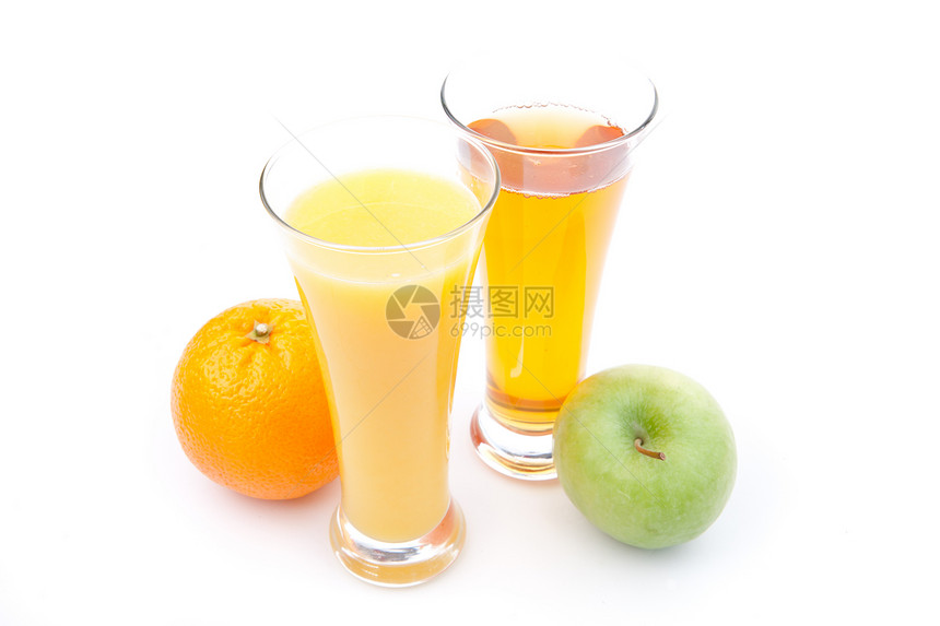 一杯苹果汁 靠近一杯橘子汁图片