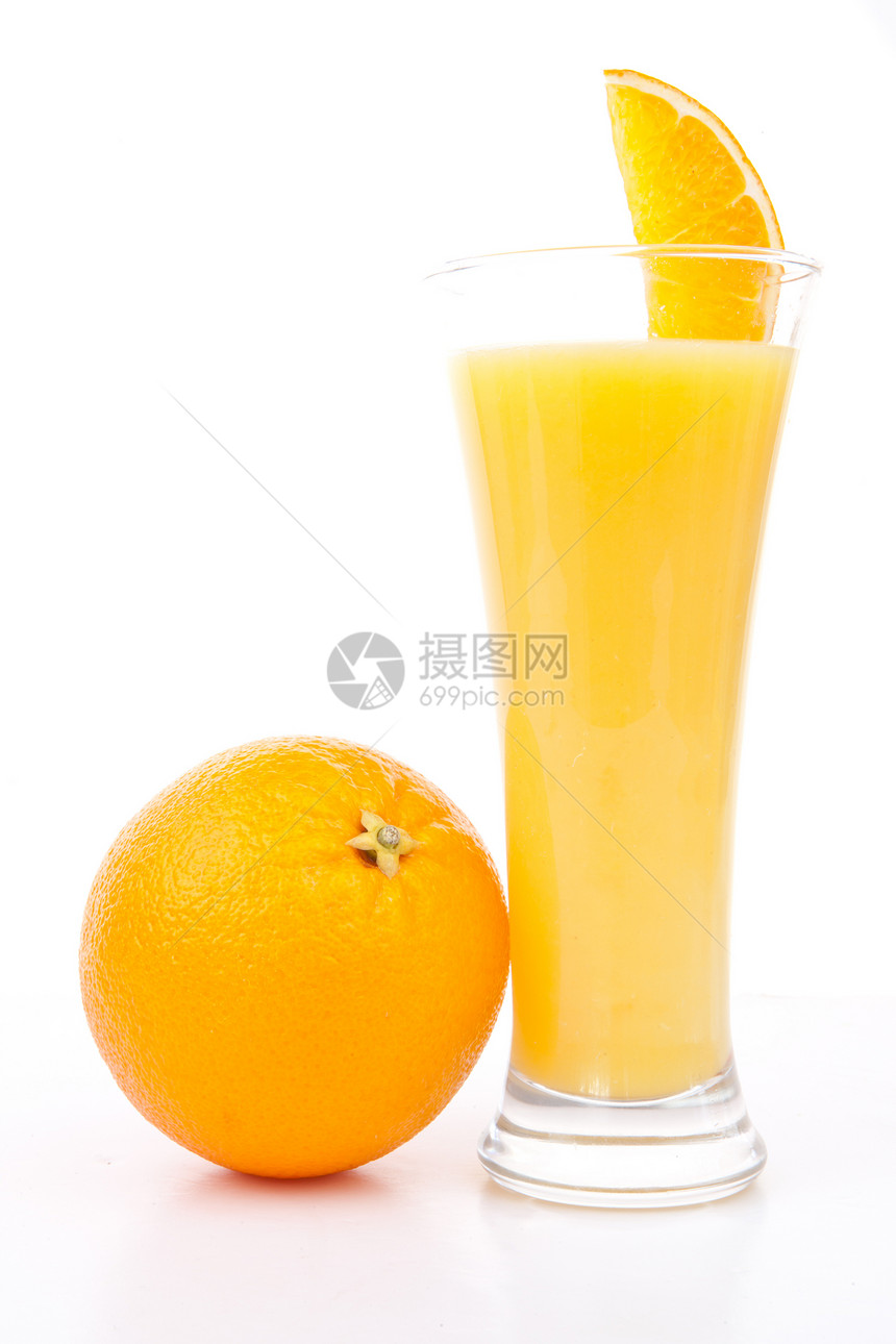 橙子贴在一杯橙汁旁边图片