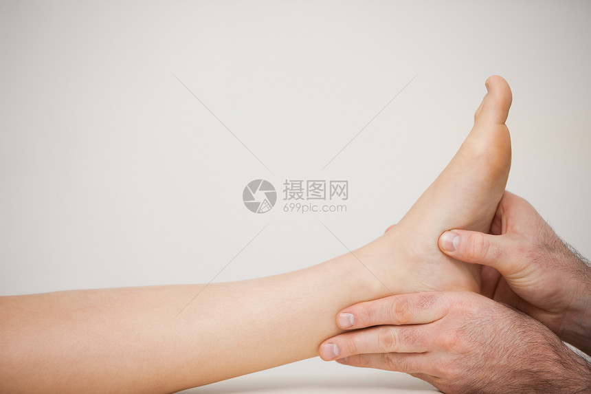 检查一名病人脚部的先天疗法专家图片