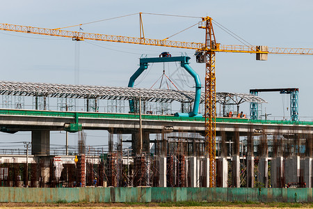 天空列车系统的施工建造吊装水泥建筑平台车站技术火车构造起重机背景图片