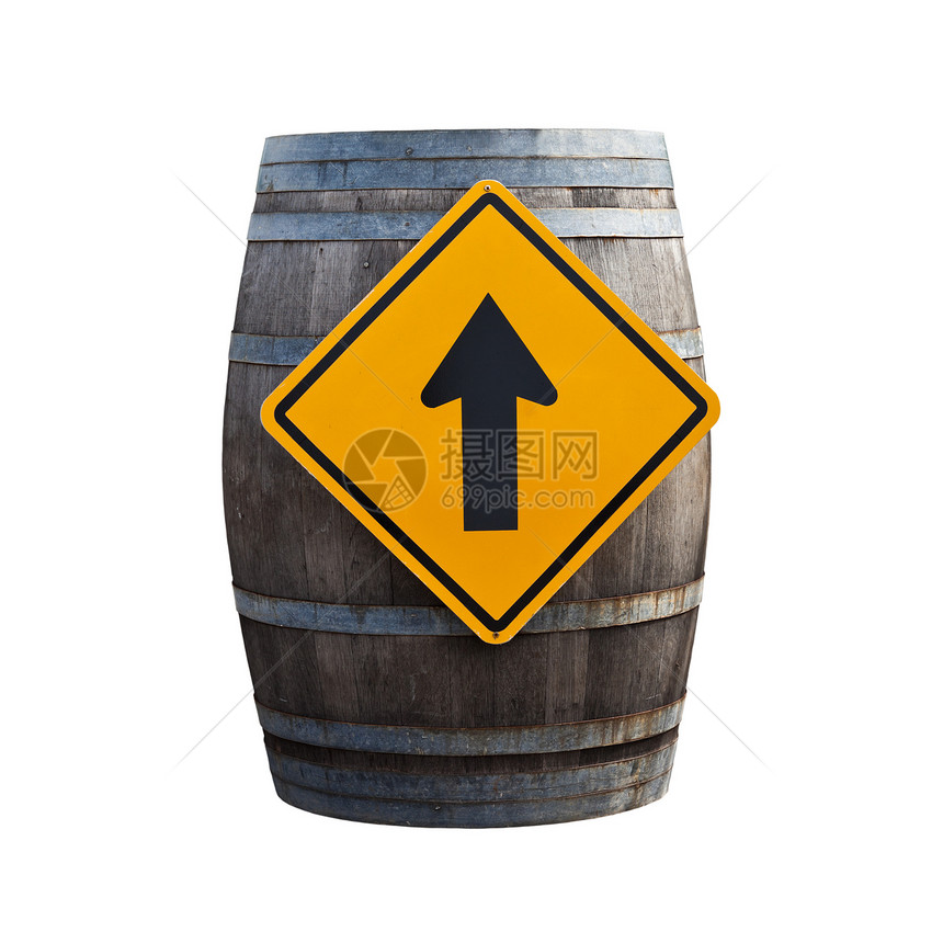 大红酒桶 有交通标志 孤立在白色的后院生产木头木桶藤蔓棕色乡村酒精酿酒饮料食物图片