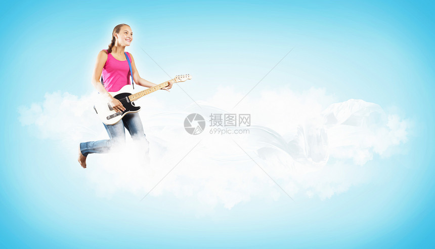 女青年玩电吉他和跳跳玩家艺术家飞行流行音乐活力乐器牛仔裤歌曲音乐跳跃图片