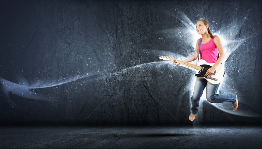 女青年玩电吉他和跳跳吉他手女性低音流行音乐跳跃行动女士旋律男生活力图片