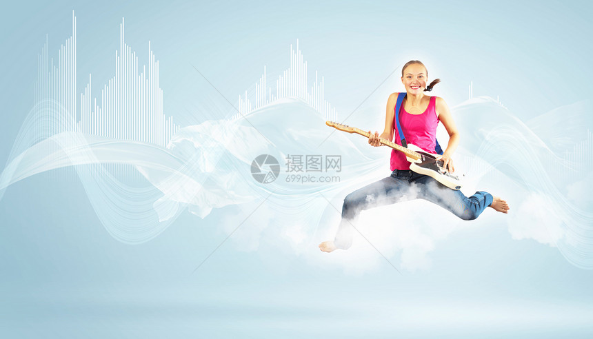 女青年玩电吉他和跳跳歌曲牛仔裤活力玩家女性旋律成人飞行自由男生图片