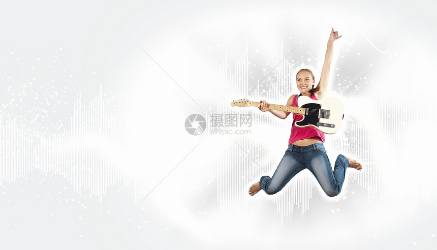 女青年玩电吉他和跳跳玩家飞行空气舞蹈自由行动流行音乐旋律音乐乐队图片