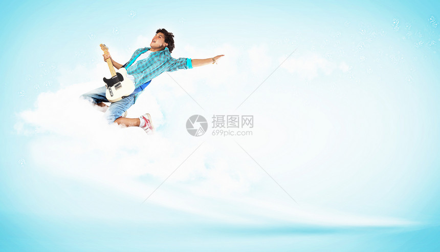 年轻人玩电吉他和跳跳飞行男人男生牛仔裤音乐会音乐跳跃行动乐队舞蹈图片