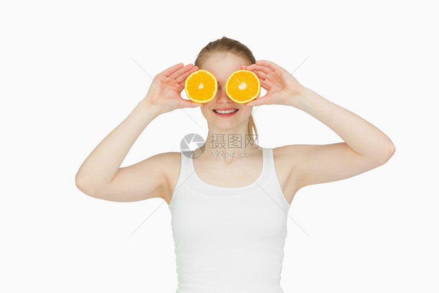 金发的金发女人把橘子放在眼睛上图片