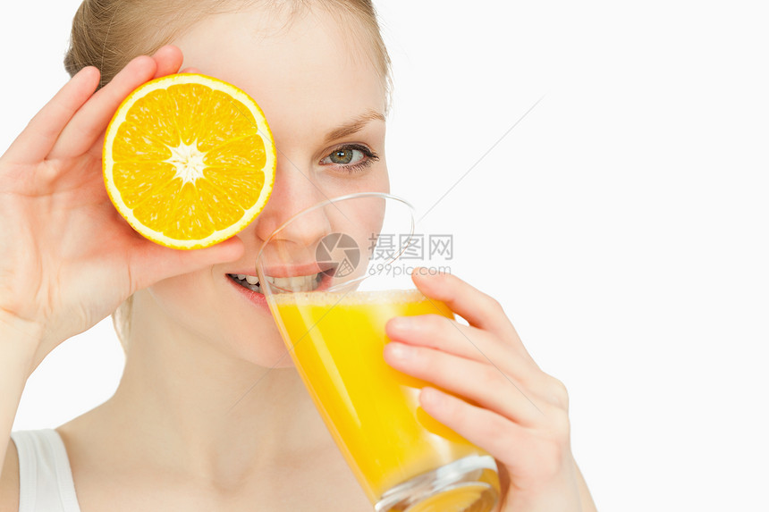 女人喝酒时在眼睛上涂橘子图片