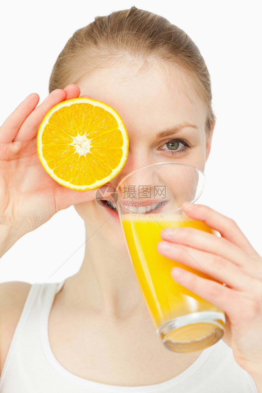 女人在喝杯酒时把橙子放在眼睛上图片