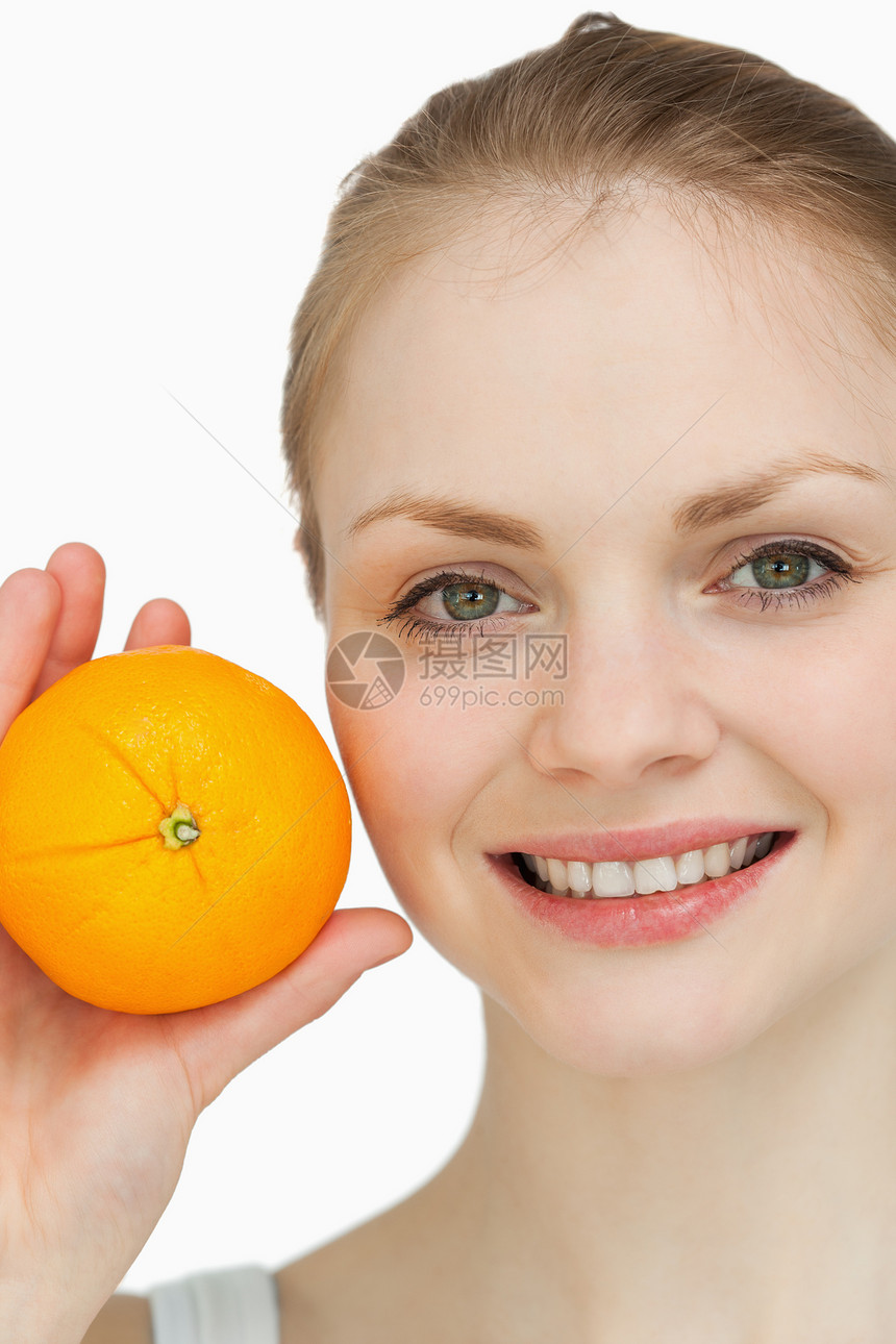 光头发的女士 展示橙色图片